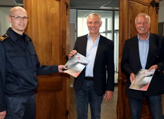 Feuerwehrchef René Schubert übergibt Bürgermeister Klaus Pesch und Erstem Beigeordneten Rolf Steuwe den Jahresbericht 2019 für die Feuerwehr und den Rettungsdienst in Ratingen. Foto: Stadt Ratingen